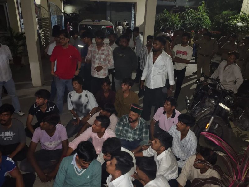 देहरादून में एबीवीपी कार्यकर्ताओं ने घेरा पटेलनगर थाना, प्रभारी को सस्पेंड करने की मांग