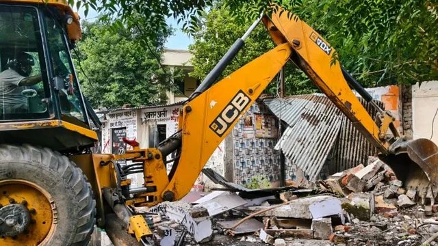 लखनऊ में 72 अवैध चैंबर और दुकानों पर चला बुलडोजर, हाईकोर्ट के आदेश पर कार्रवाई
