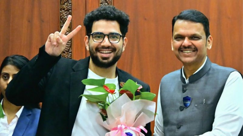 सीएम फडणवीस ने समय रैना को किया सम्मानित, साइबर सेल पर मजाक सुनकर लगाए ठहाके