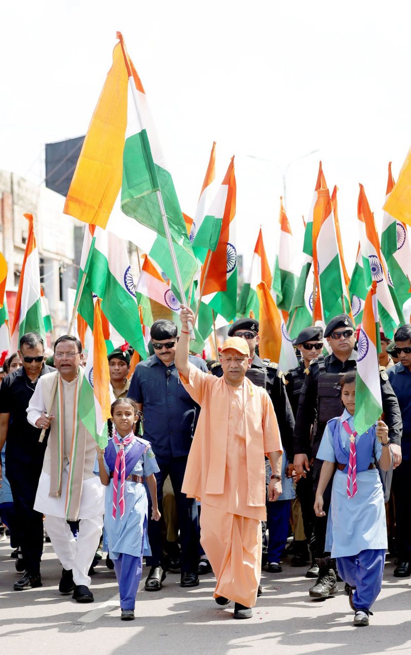 ‘हर घर तिरंगा’ अभियान: CM योगी ने लखनऊ में निकाली तिरंगा यात्रा, देशभक्ति से सराबोर हुआ माहौल