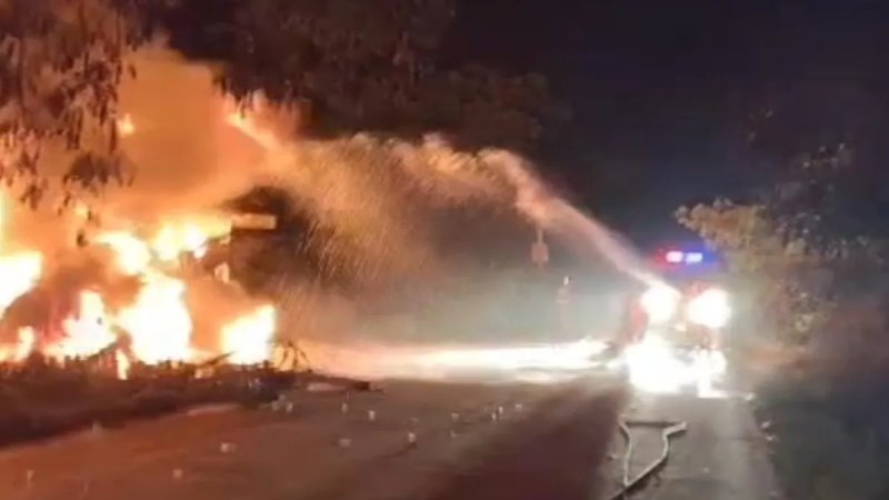 आजमगढ़ में बड़ा हादसा: डीजल टैंकर बिजली के पोल से टकराया, तीन लोगों की मौत