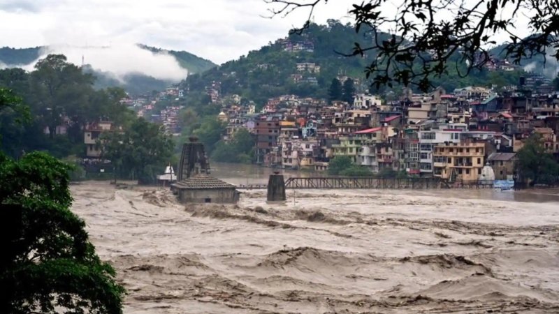 देशभर में बारिश का कहर, मुंबई में भूस्खलन से 7 मौतें; हिमाचल में 313 सड़कें बंद