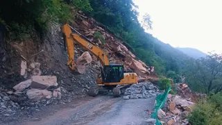 यमुनोत्री हाईवे पर भारी भूस्खलन, स्याना चट्टी में मची अफरातफरी
