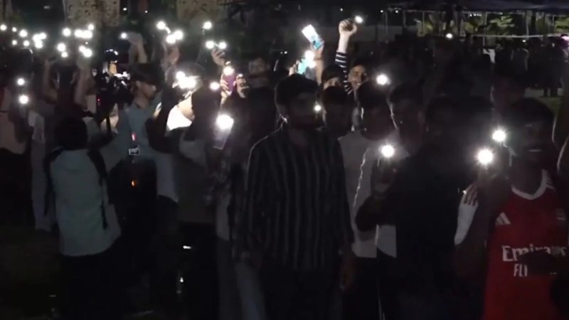 रांची: JPSC-JSSC विवाद पर छात्रों का आंदोलन तेज, मोबाइल फ्लैशलाइट से किया प्रदर्शन