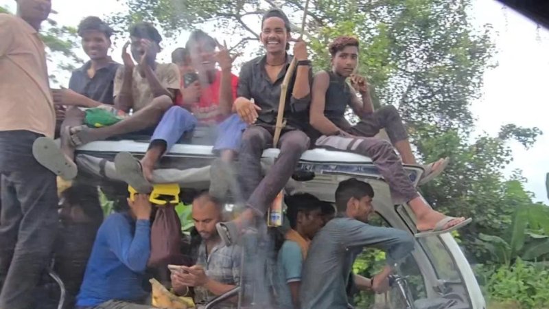 ई-रिक्शा में 24 लोग सवार, कई छत पर बैठे; वीडियो सामने आने से मचा हड़कंप