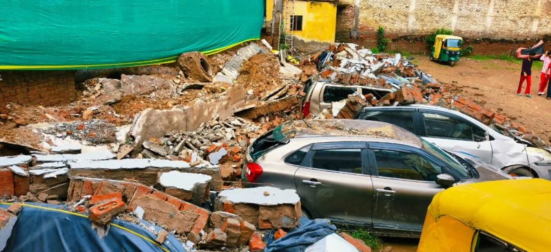 दिल्ली में बारिश के बाद प्राइवेट पार्किंग की दीवार गिरी, 10 वाहन क्षतिग्रस्त