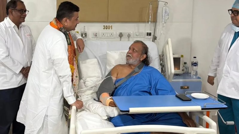 मिथुन चक्रवर्ती के हाथ की हुई सर्जरी, अस्पताल में मिलने पहुंचे शुभेंदु अधिकारी