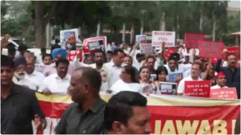 संसद परिसर में विपक्ष का विरोध मार्च, राहुल गांधी-खरगे समेत नेताओं ने सरकार पर साधा निशाना