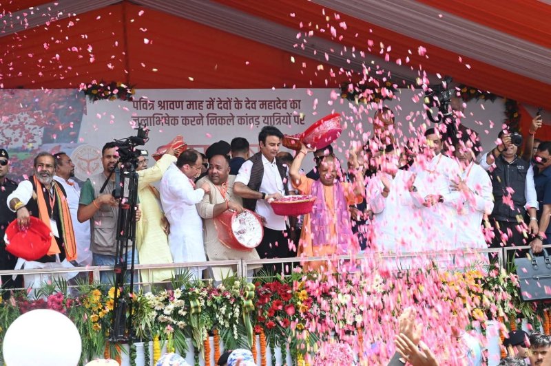 मेरठ: CM योगी ने कांवड़ियों पर बरसाए फूल, डीजे की धुन पर जमकर झूमे शिवभक्त