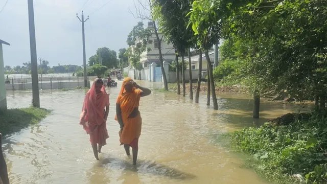 भागलपुर में उफान पर गंगा, घरों और खेतों में घुसा पानी; 30 मीटर बांध में कटाव