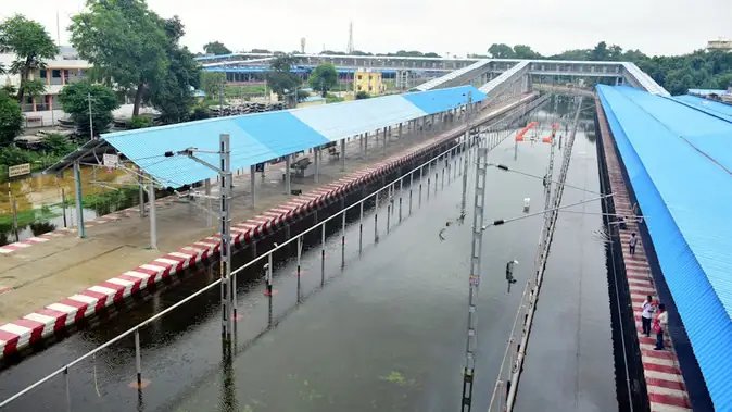 प्रयागराज में बारिश से हाहाकार, घरों से लेकर सड़क और अस्पताल तक जलमग्न