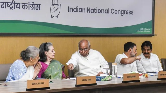 शुद्धिकरण विवाद पर कांग्रेस नेताओं की चुप्पी से खरगे नाराज, CWC बैठक में जताई खुली नाराजगी