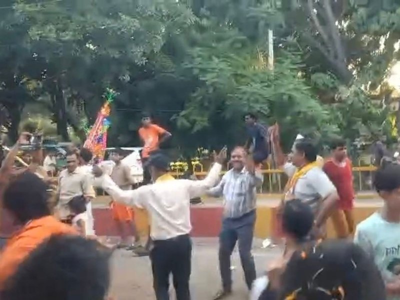 मुजफ्फरनगर में कांवड़ियों के साथ भक्ति में झूमे बिजली विभाग के अफसर