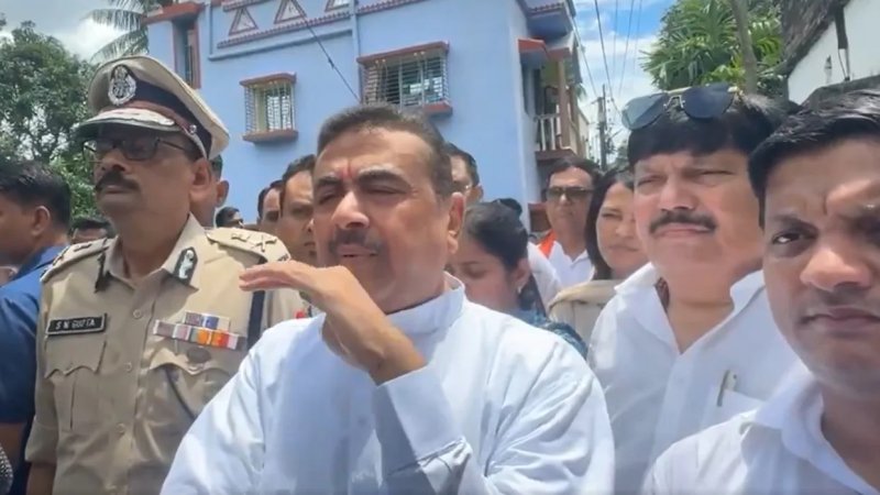 पुलिस हिरासत में TMC कार्यकर्ता की मौत, शुभेंदु अधिकारी ने परिवार से की मुलाकात