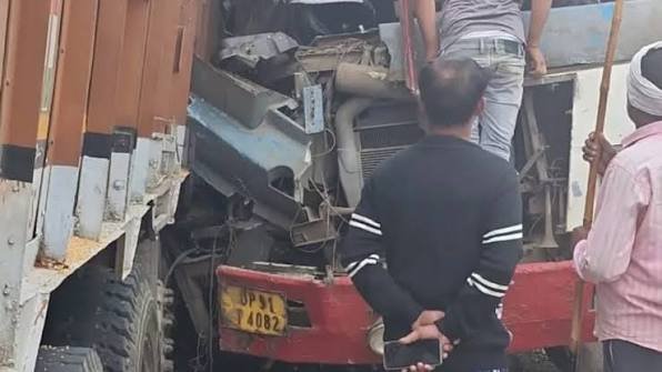 हमीरपुर में भीषण सड़क हादसा, रोडवेज बस और डीजल टैंकर की टक्कर में 3 की मौत, 20 से ज्यादा घायल