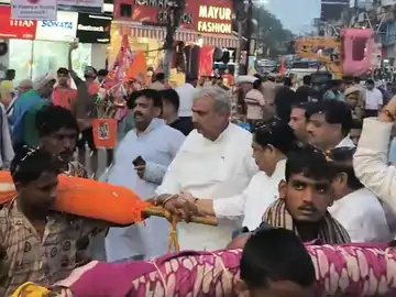 मुजफ्फरनगर: सपा सांसद हरेंद्र मलिक ने कांवड़ियों पर की पुष्पवर्षा
