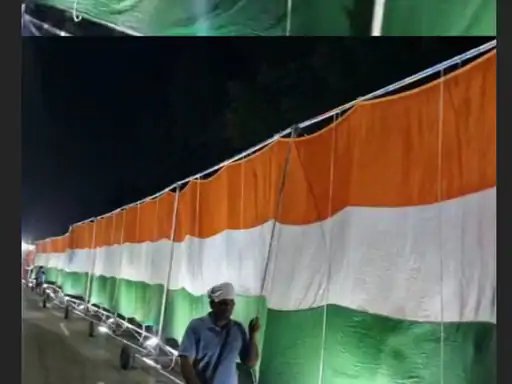 मुजफ्फरनगर में 221 फीट लंबी तिरंगा कांवड़ बनी आकर्षण का केंद्र, शहीद जवानों को समर्पित है यात्रा