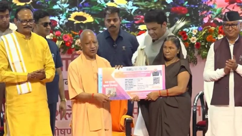 रसोइयों को सीएम योगी का तोहफा, 2027 को लेकर बोले- 'बबुआ का सूपड़ा साफ होगा'