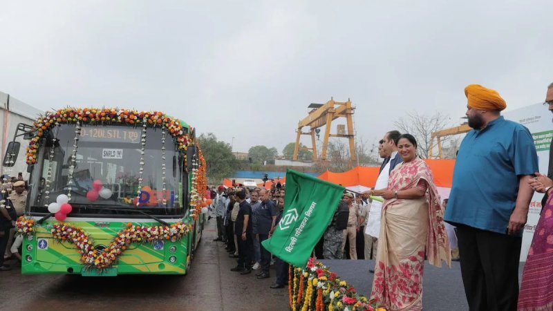 दिल्ली में नई इलेक्ट्रिक बसों को मिली हरी झंडी, CM रेखा गुप्ता और LG ने किया शुभारंभ