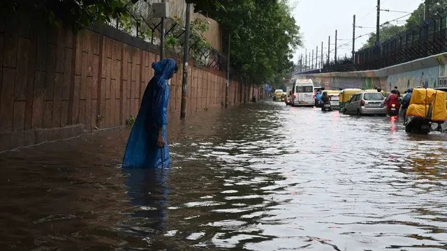 दिल्ली में बदला मौसम का मिजाज, सुबह से तेज बारिश; सड़कों पर भरा पानी