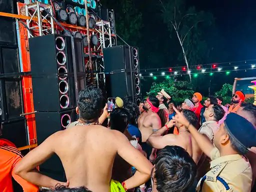 मुजफ्फरनगर बॉर्डर पर DJ कांवड़ों की सख्त स्क्रीनिंग, मानक पूरे होने पर ही मिल रही एंट्री