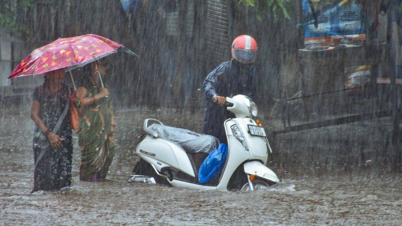 जम्मू-कश्मीर से उत्तराखंड तक भारी बारिश का कहर, गांदरबल में बादल फटा; पिथौरागढ़ में पुल टूटा
