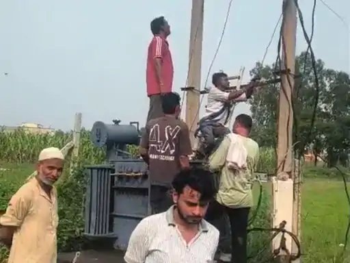 चरथावल के निर्धना गांव में बिजली संकट, शिकायत के बाद बदला गया ट्रांसफार्मर