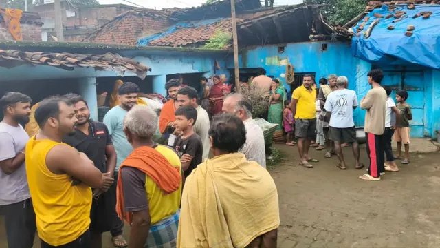हजारीबाग में मिट्टी की दीवार टूटी तो मिला वर्षों पुराना चांदी का खजाना