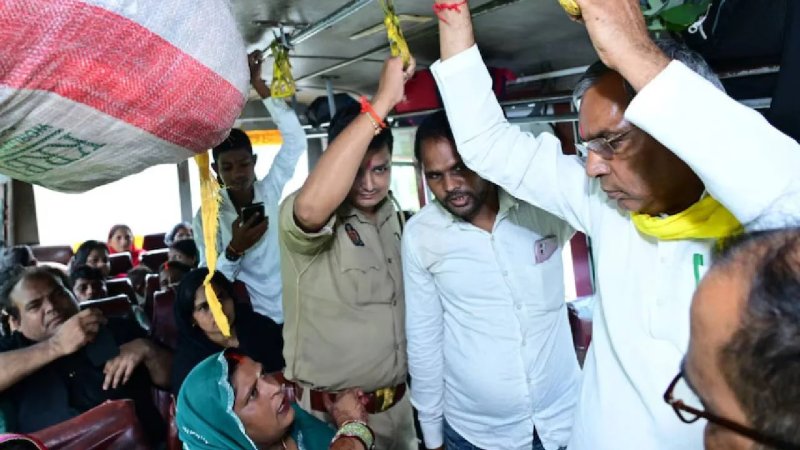 रक्षाबंधन पर बस में सवार हुए ओपी राजभर, महिलाओं से लिया मुफ्त यात्रा का फीडबैक
