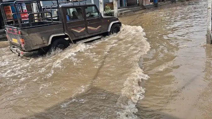 गुरुग्राम में भारी बारिश से हाहाकार, 3 फीट तक पानी; 25 अगस्त को वर्क फ्रॉम होम का आदेश