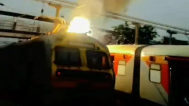 उज्जैन में चलती ट्रेन पर टूटी हाई-वोल्टेज इलेक्ट्रिक लाइन, इंजन में लगी आग; टला बड़ा हादसा