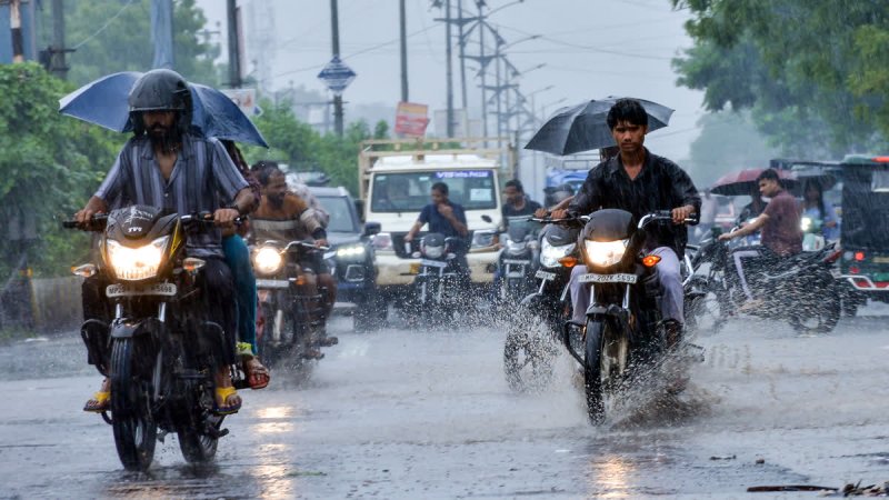 दिल्ली-एनसीआर समेत कई राज्यों में मानसून का असर, बारिश और भूस्खलन से जनजीवन प्रभावित