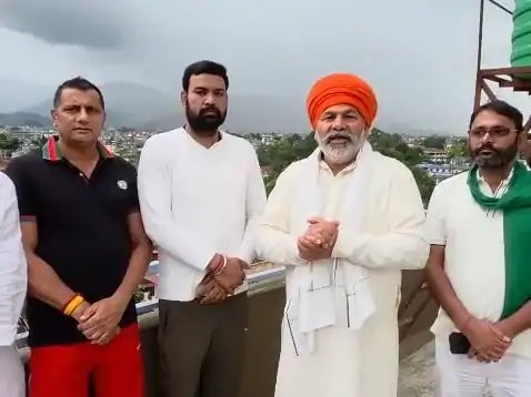 नेपाल त्रासदी के बीच पोखरा में फंसे राकेश टिकैत, बोले- गाड़ी छोड़कर फ्लाइट से लौटूंगा