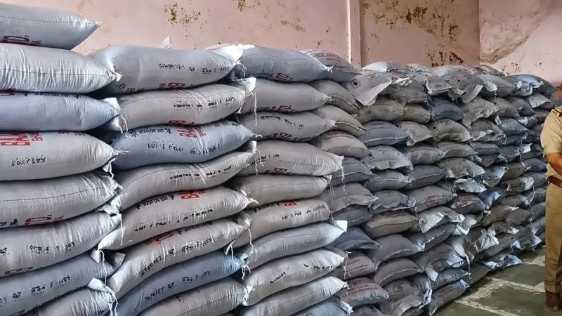 बागपत: चीनी के बढ़ते दामों के बीच अफसर अलर्ट, दो गोदामों पर छापेमारी
