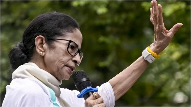 ममता बनर्जी की बढ़ी मुश्किलें, हाईकोर्ट के आदेश के उल्लंघन के आरोप में FIR