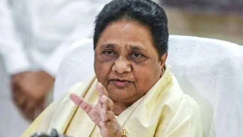 आरक्षण विरोधी प्रदर्शन पर भड़कीं मायावती, आर्थिक आधार की मांग पर भी उठाए सवाल