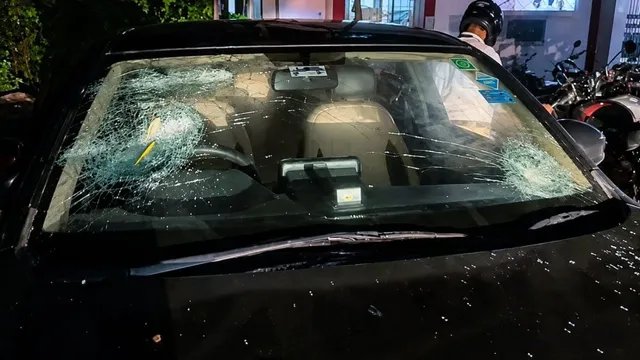 आरा में शिक्षा विभाग के DPO पर हमला, बीच सड़क हॉकी-लाठी से पीटा, कार भी तोड़ी