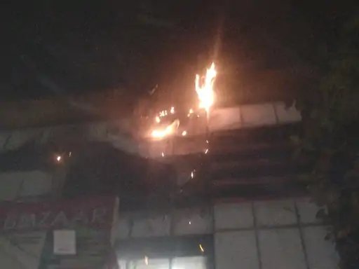 मुजफ्फरनगर: ग्रीन एप्पल होटल की रसोई में लगी आग, चिमनी से बाहर तक फैली लपटें