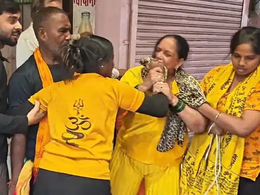 मुजफ्फरनगर: मोबाइल चार्जिंग को लेकर महिला कांवड़ियों के दो गुट भिड़े, पुलिस ने कराया शांत