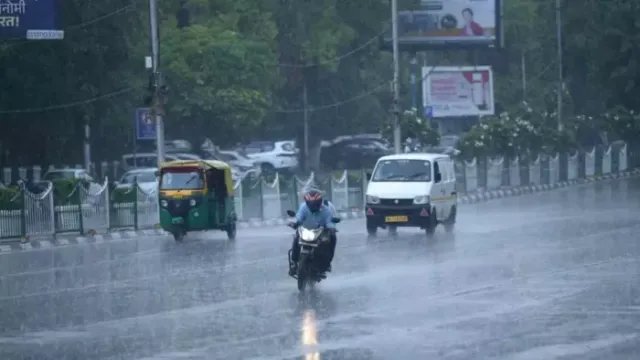 दिल्ली-NCR में फिर बदला मौसम, कई इलाकों में झमाझम बारिश