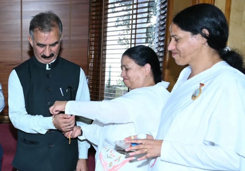हिमाचल में रक्षाबंधन पर सभी सरकारी कर्मचारियों की छुट्टी, महिलाओं को HRTC बसों में मुफ्त सफर