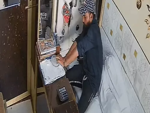 मुजफ्फरनगर: खतौली में ज्वेलर्स की दुकान से 1.30 लाख कैश, सोना-चांदी चोरी; CCTV में कैद वारदात
