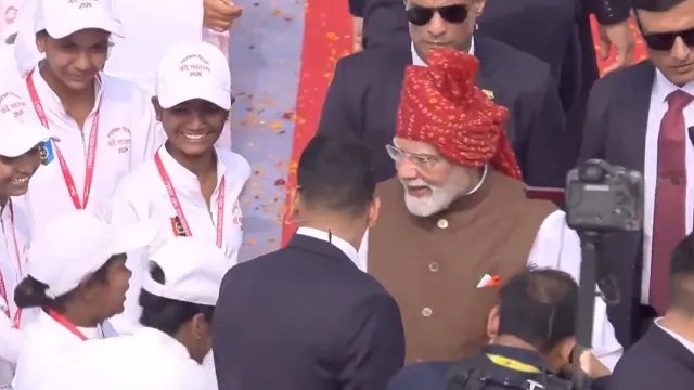 पैर छूने झुकी NCC कैडेट की गिरी टोपी, PM मोदी ने खुद उठाकर पहनाई