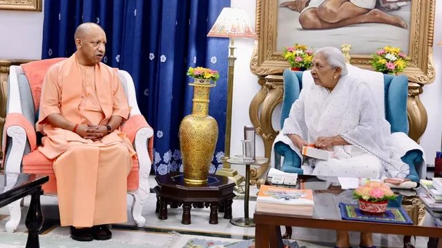 सीएम योगी ने राज्यपाल आनंदीबेन पटेल से की शिष्टाचार मुलाकात, भेंट की खास पुस्तक
