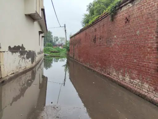 मुजफ्फरनगर: तालाब ओवरफ्लो होने से बाल्मीकि बस्ती में जलभराव, घरों में घुसा गंदा पानी