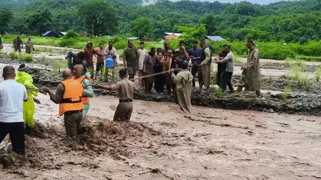 हिमाचल के सिरमौर में बड़ा हादसा टला, जलमूसा खड्ड में फंसे 25 लोगों को सुरक्षित निकाला गया