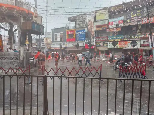 मुजफ्फरनगर में झमाझम बारिश से मिली राहत, कांवड़ियों ने बारिश में भी जारी रखी यात्रा