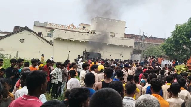 रोहतास में मजदूरी विवाद में बुजुर्ग को गोली मारने का आरोप, गुस्साए ग्रामीणों ने घर फूंका