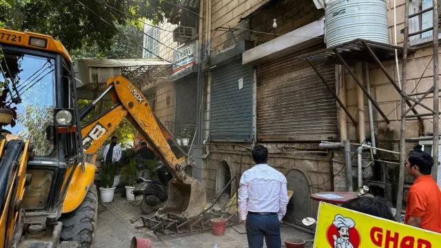 दिल्ली: सदर बाजार में अतिक्रमण पर चला MCD का बुलडोजर, दुकानों के बाहर बने टीन शेड और खोखे हटाए