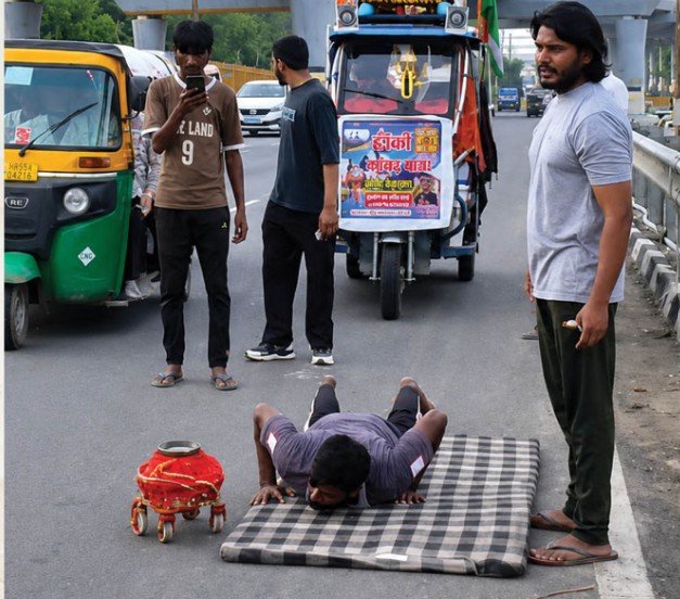फरीदाबाद के रमन की अनोखी श्रद्धा, प्रेमानंद महाराज के लिए कर रहे दंडवत कांवड़ यात्रा